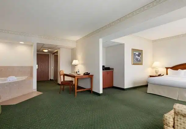 Radisson Hotel Cedar Rapids has Jacuzzi suites