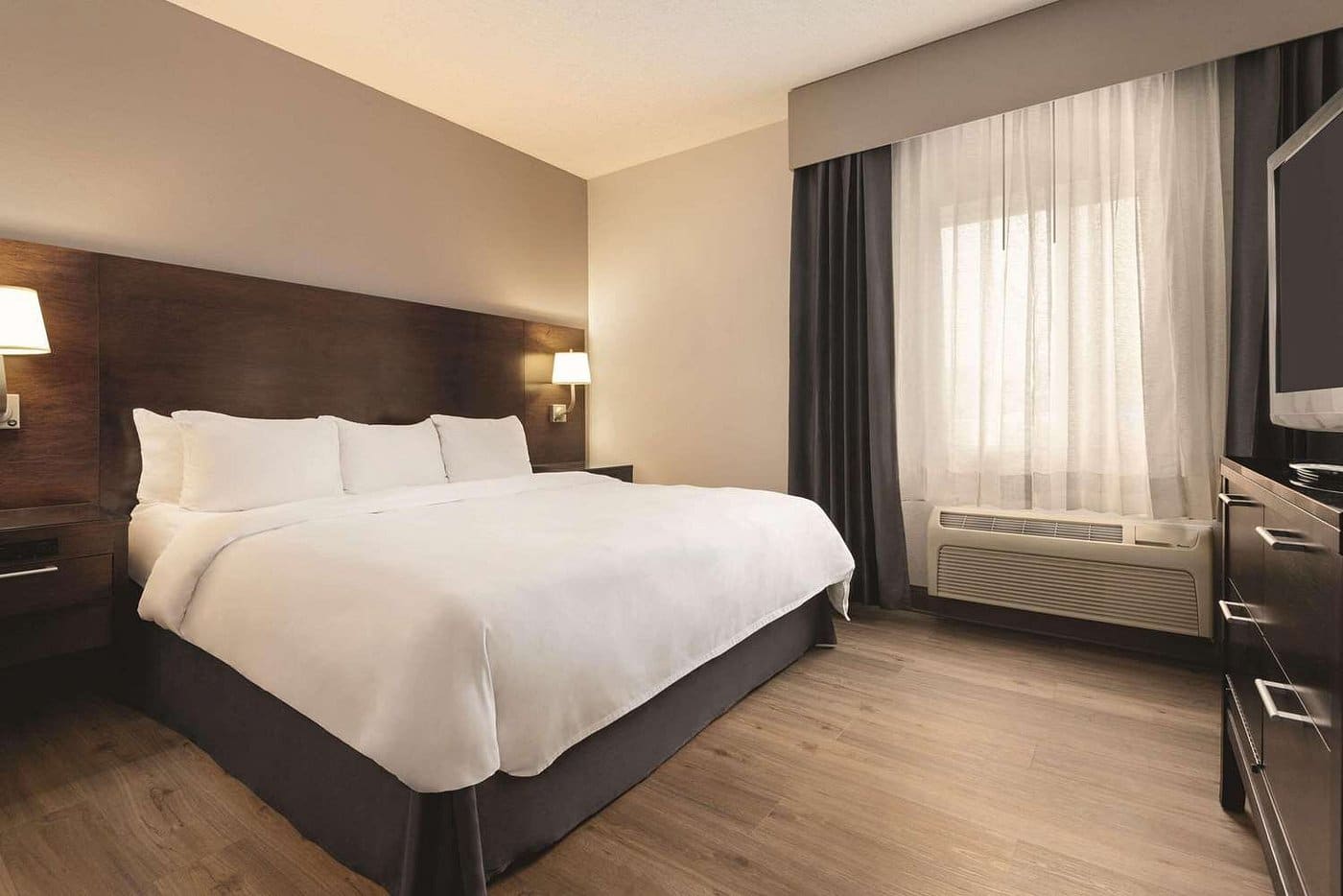 Radisson Hotel & Conference Center Rockford has suite with hot tub