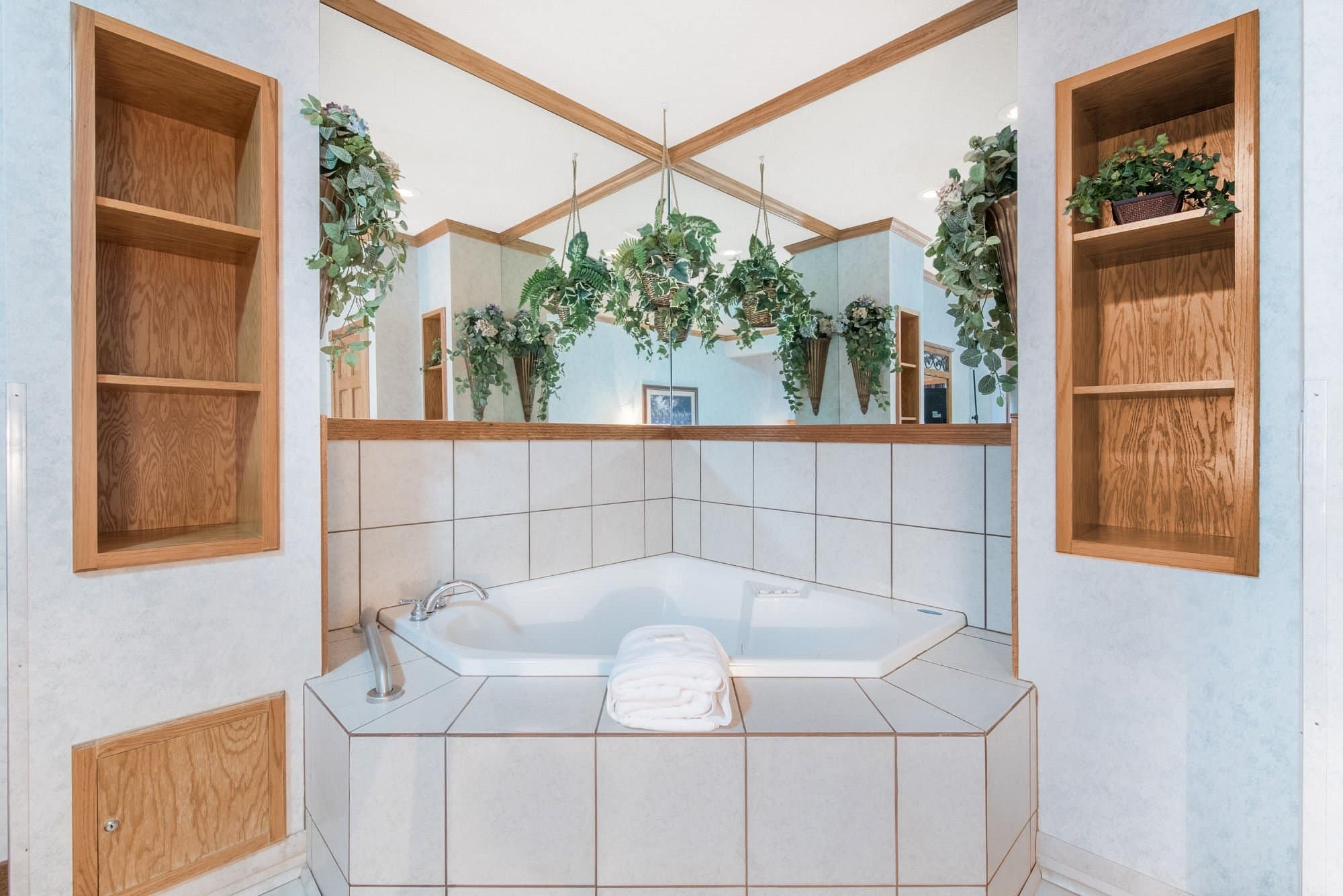 Ramada by Wyndham Bismarck Northeast has Jacuzzi suites