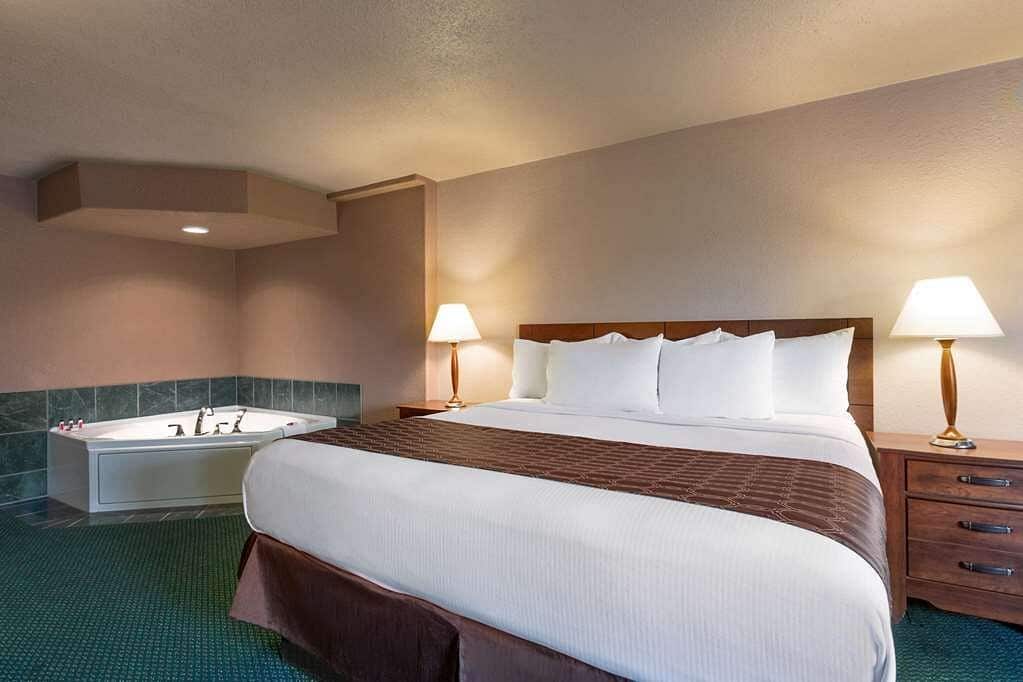 Ramada by Wyndham Bismarck has Jacuzzi suites