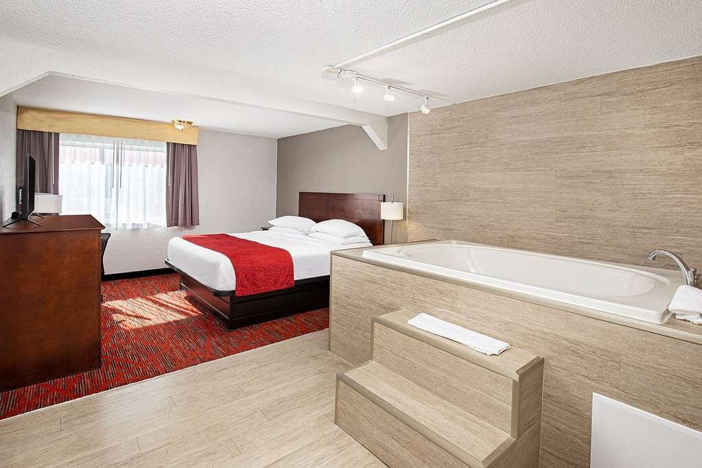 Ramada by Wyndham Bowling Green has Jacuzzi suites