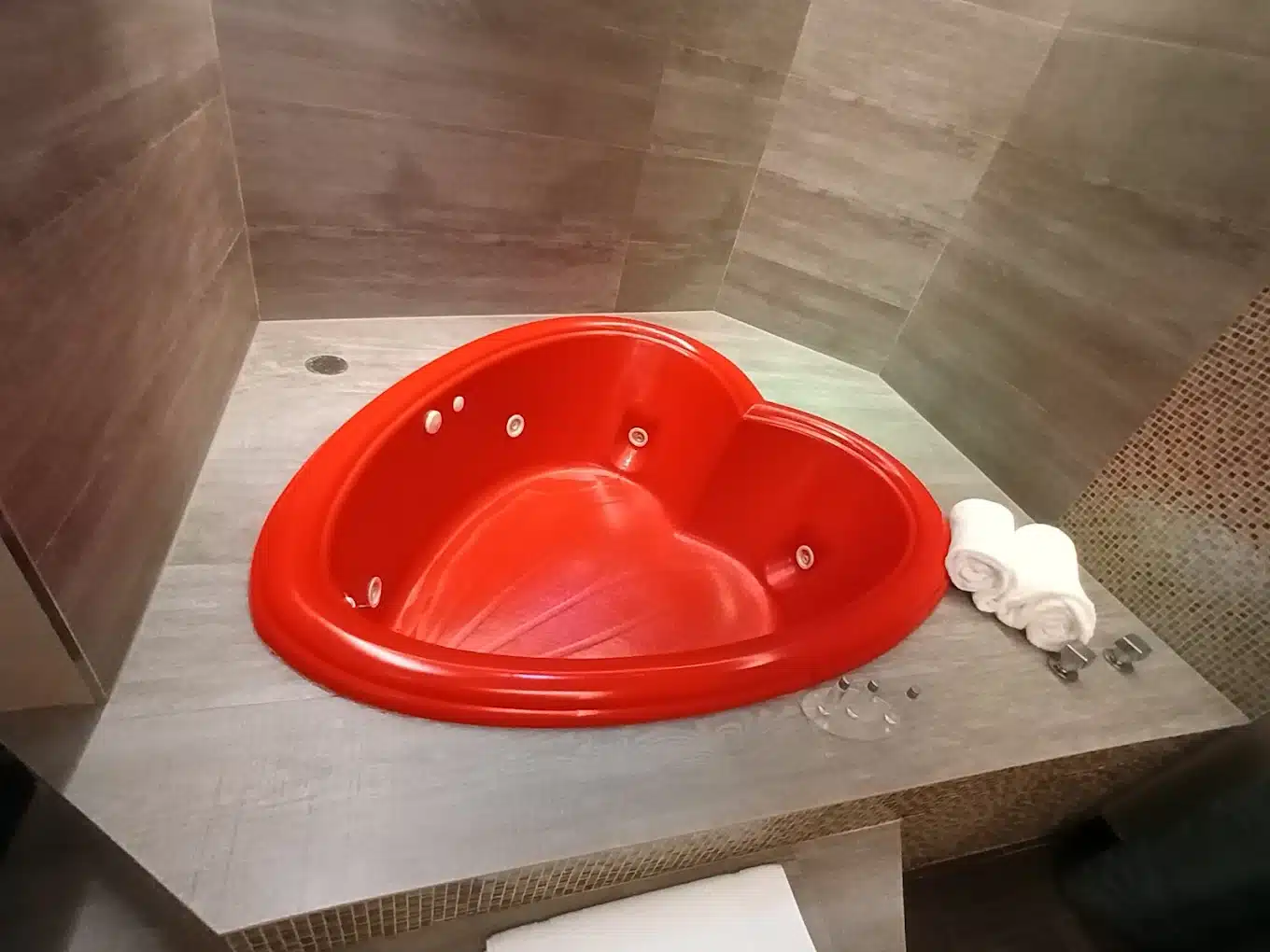 Ramada by Wyndham Bronx Terminal has Jacuzzi suites