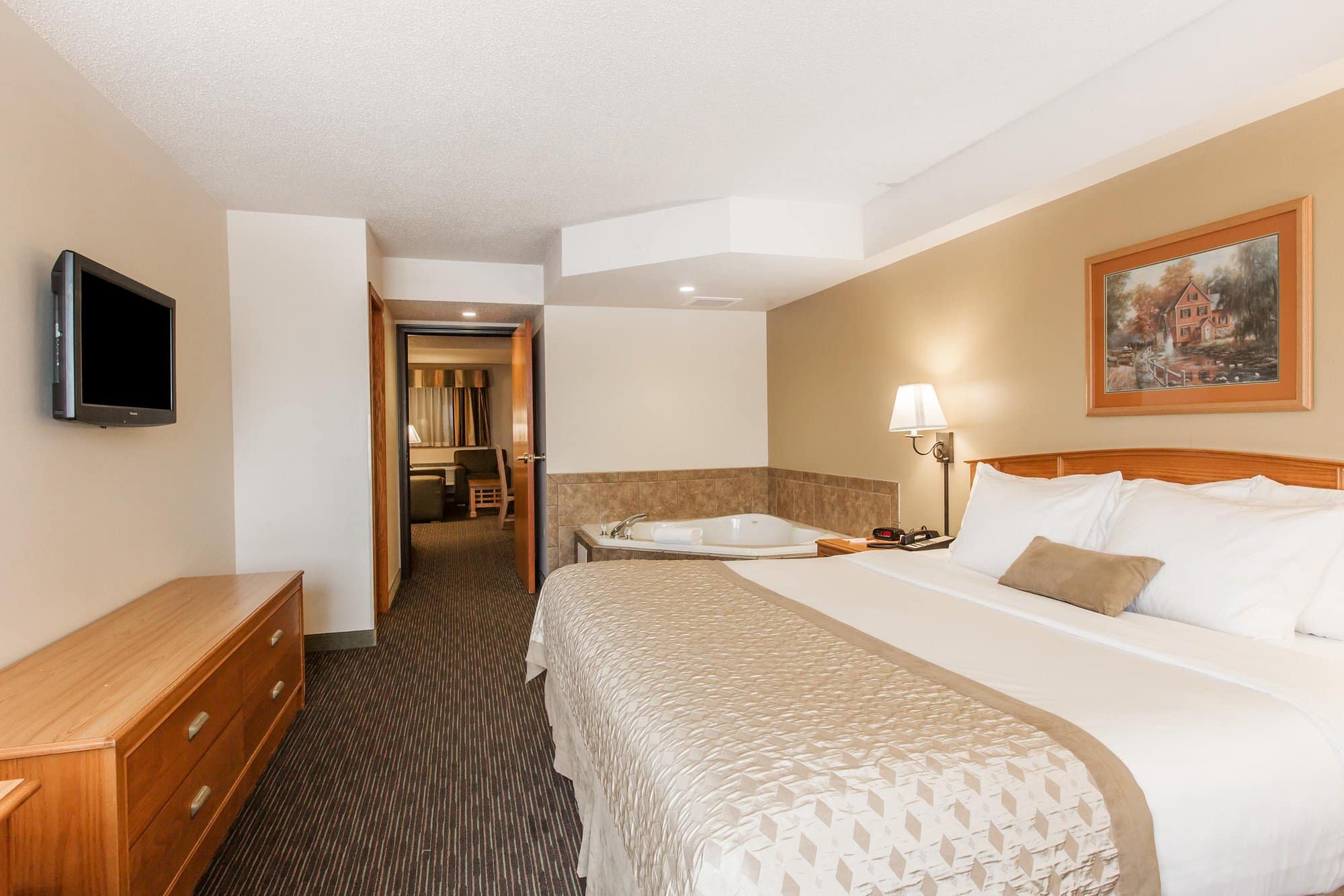 Ramada by Wyndham Sioux Falls Airport - Waterpark Resort & Event Center has Jacuzzi suites