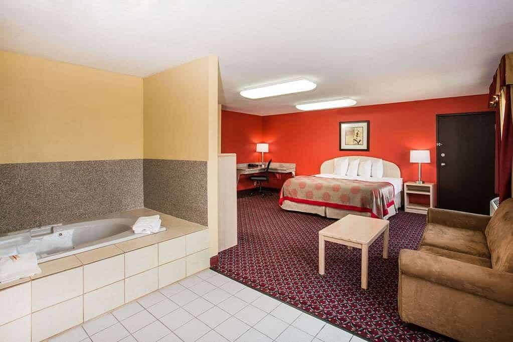 Ramada by Wyndham Sioux Falls has Jacuzzi suites