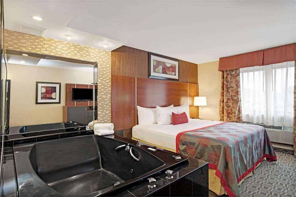 Ramada by Wyndham Staten Island has Jacuzzi suites
