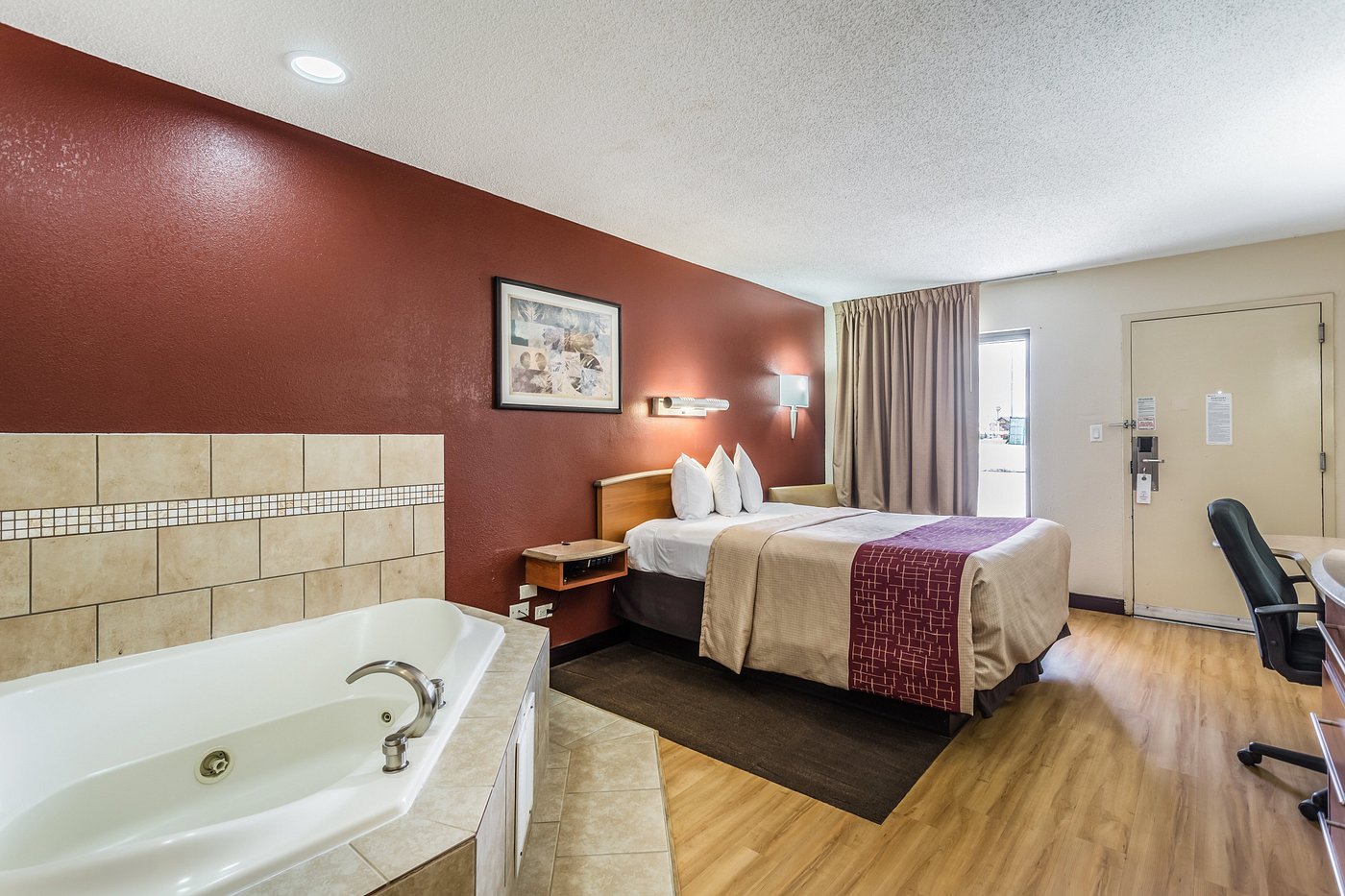 Red Roof Inn Bowling Green has Jacuzzi suites