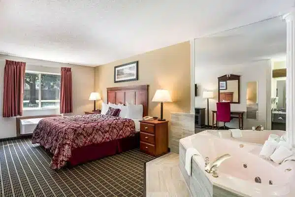 Rodeway Inn Cedar Rapid has Jacuzzi suites