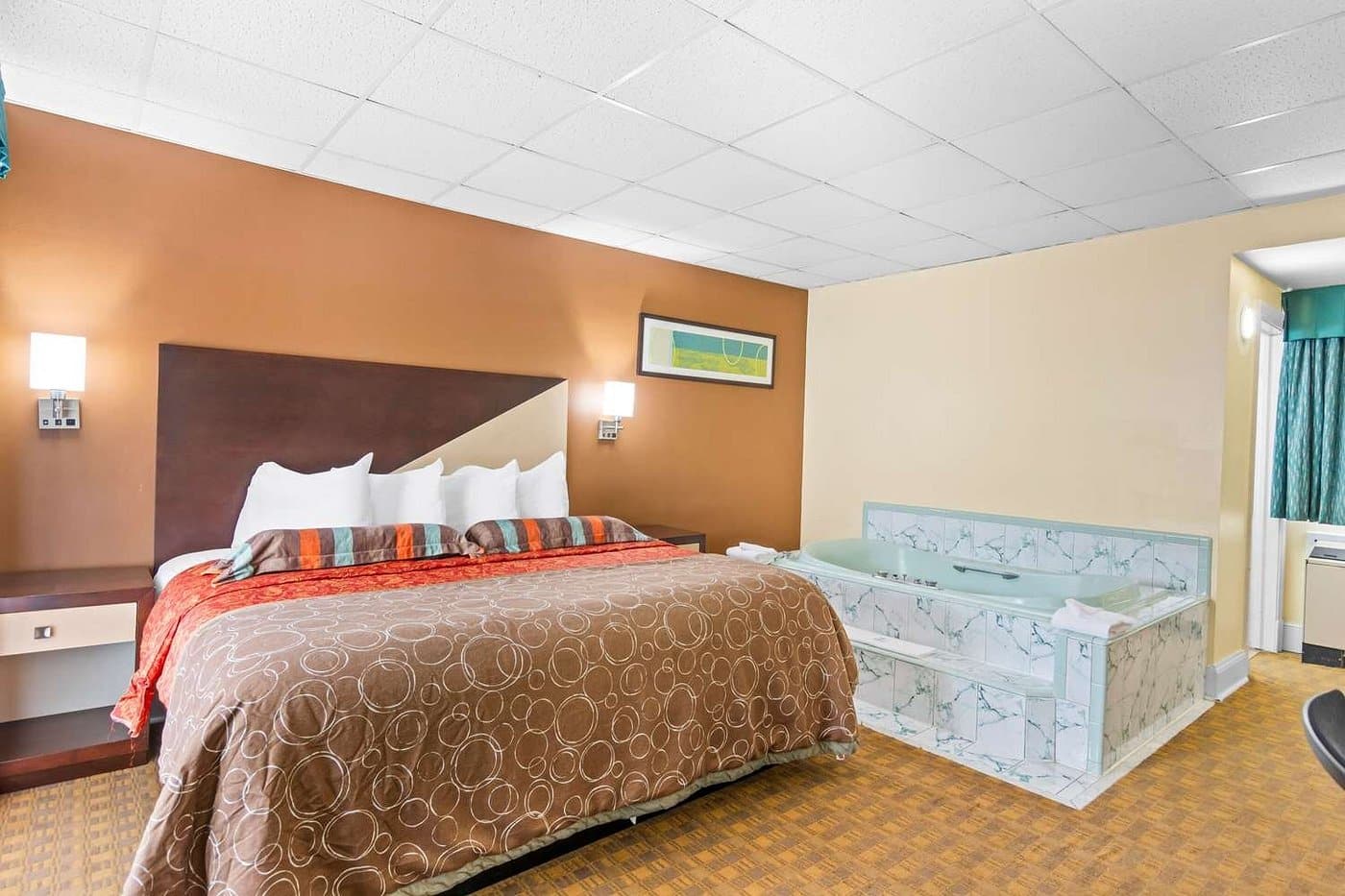 Rodeway Inn Historic Williamsburg has Jacuzzi suites