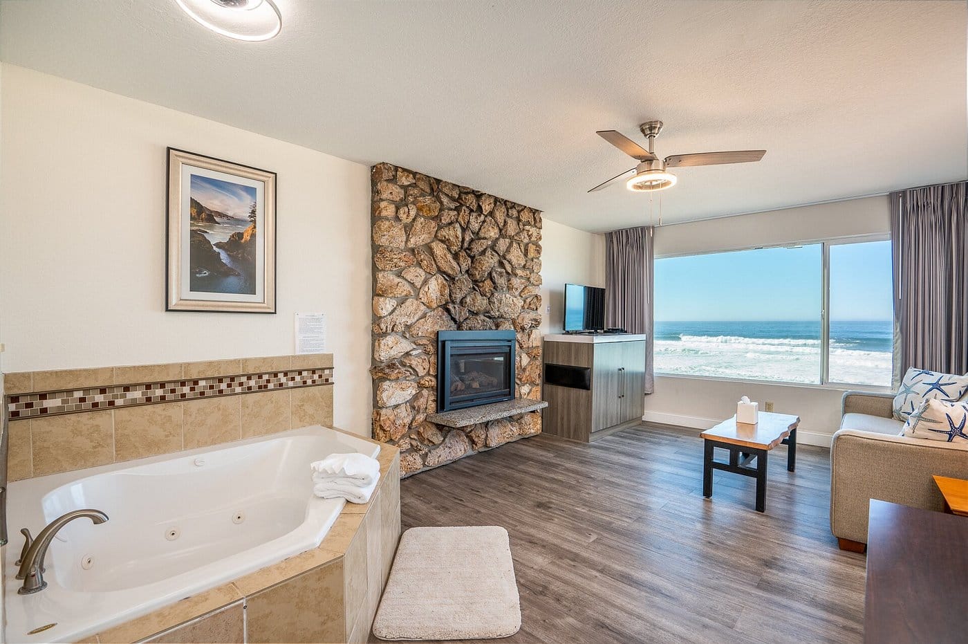 Sailor Jack Ocean Front Motel has Jacuzzi suites
