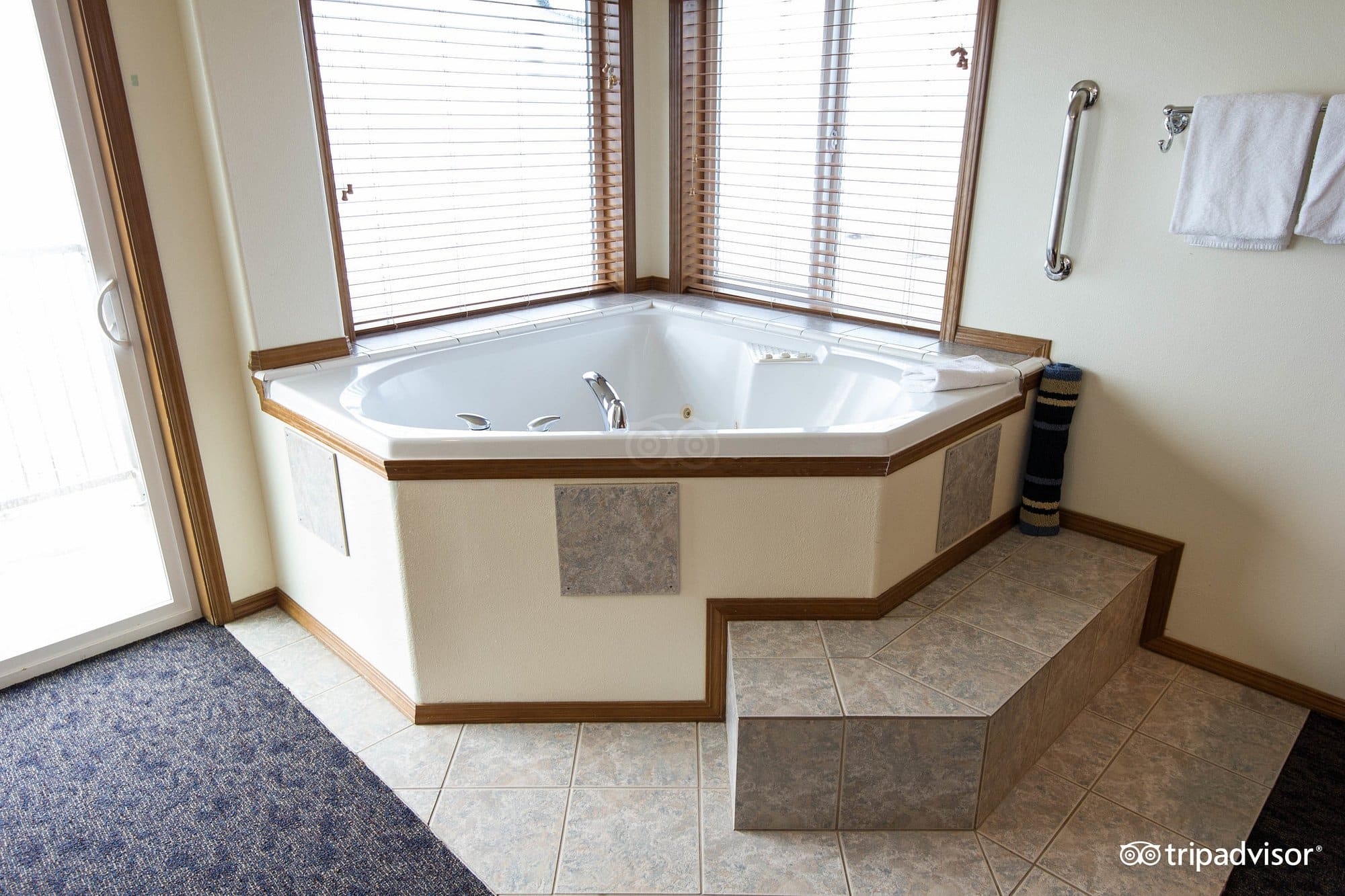 Sandcastle Beachfront Motel has Jacuzzi suites