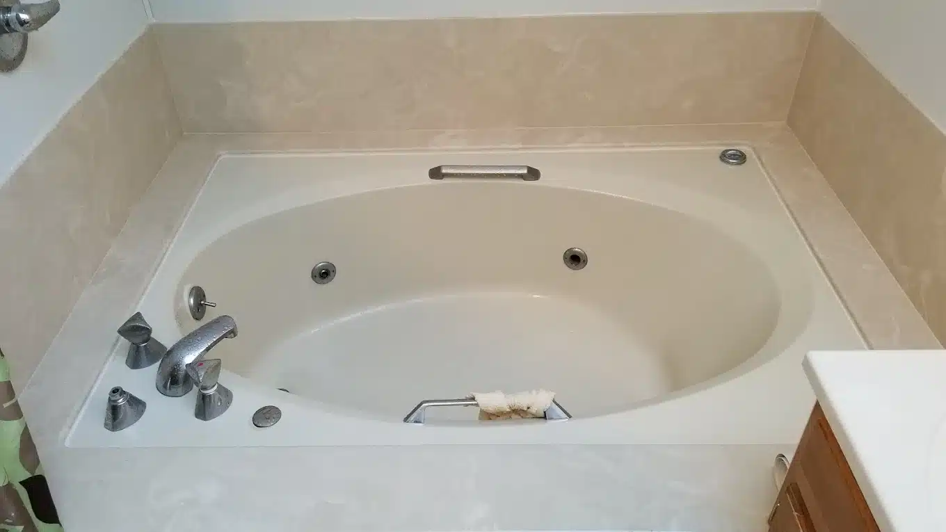 Schooner Landing Resort has Jacuzzi suites