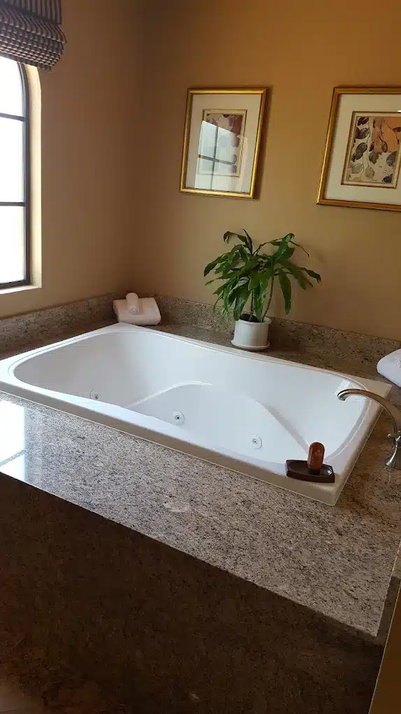 Scottsdale Plaza Resort & Villas has Jacuzzi suites