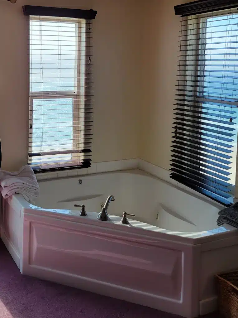 Seahorse Oceanfront Lodging has Jacuzzi suites