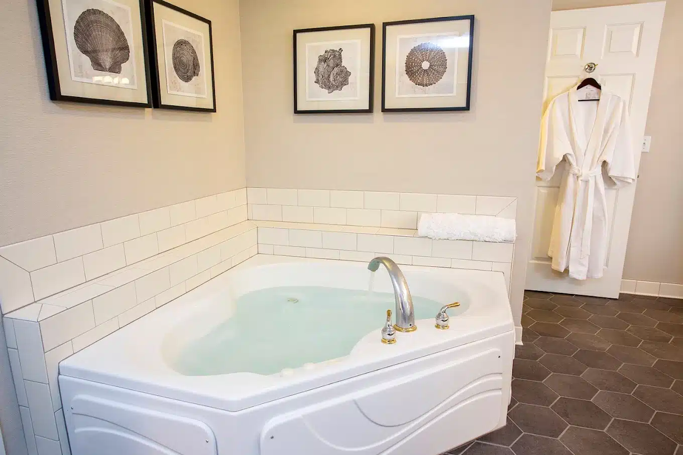 Shearwater Inn has Jacuzzi suites
