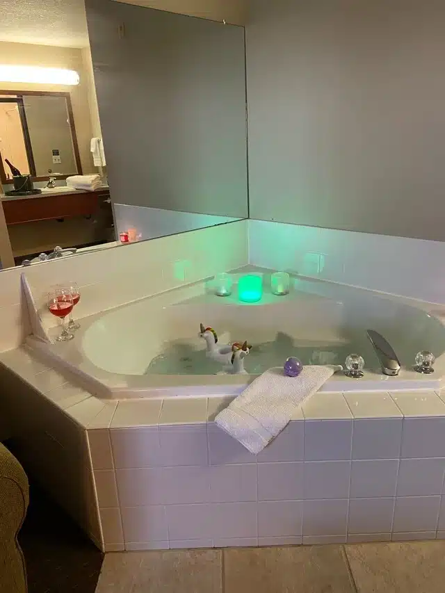 Siletz Bay Beachfront Hotel by OYO Lincoln City has Jacuzzi suites