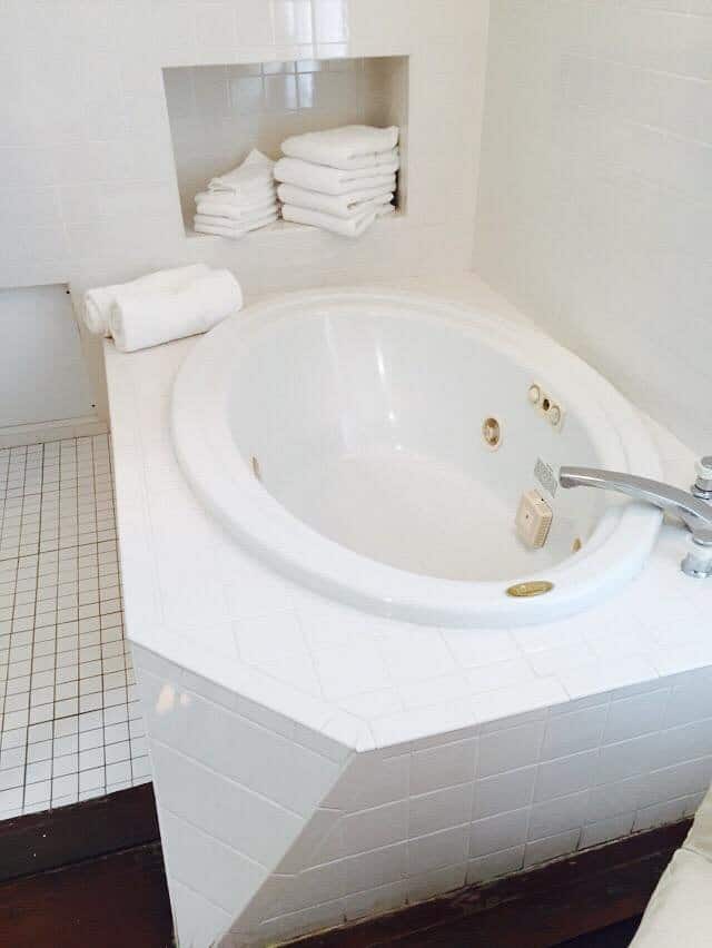 Simonton Court Historic Inn and Cottages has Jacuzzi suites