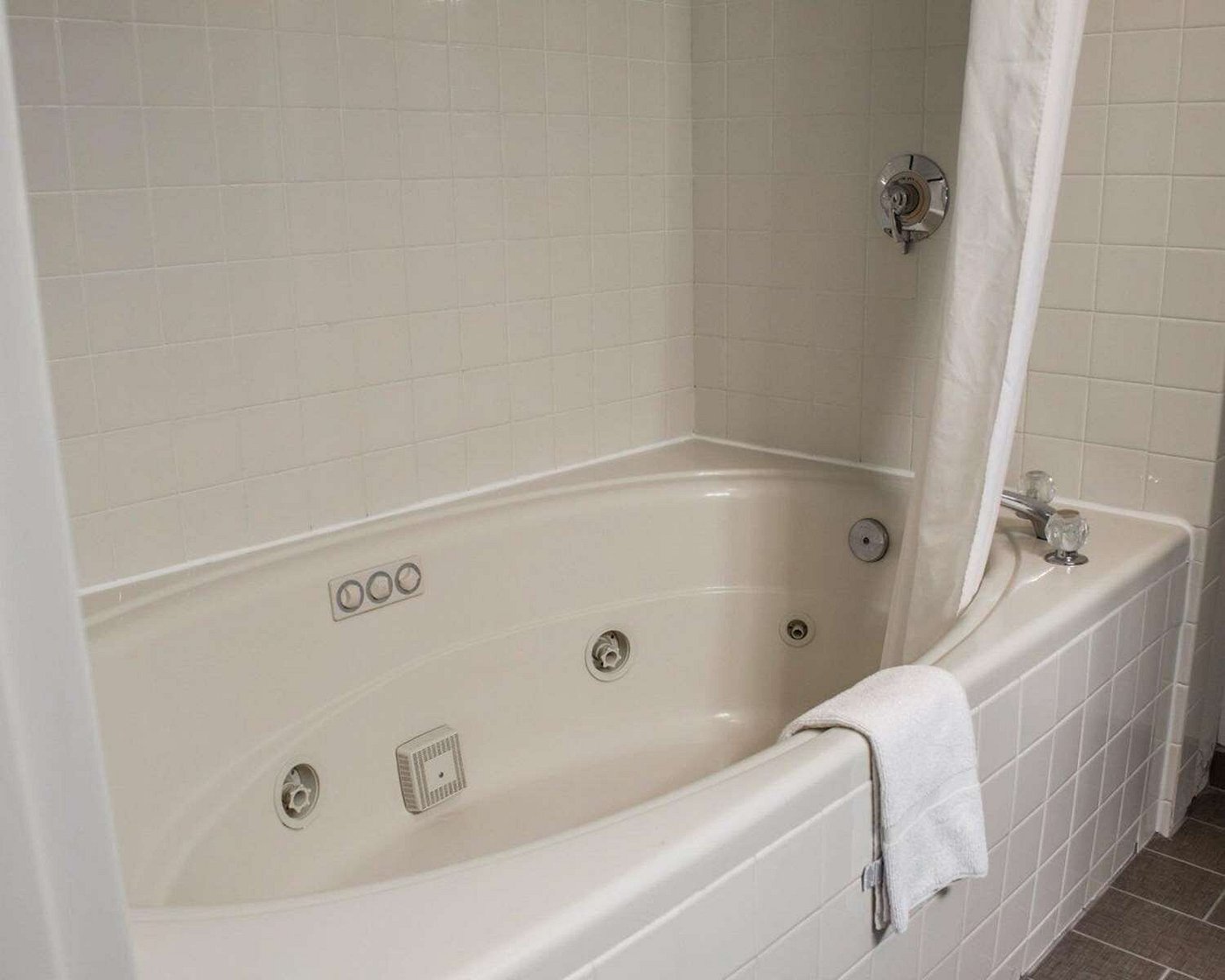 Sleep Inn Historic Williamsburg has Jacuzzi suites