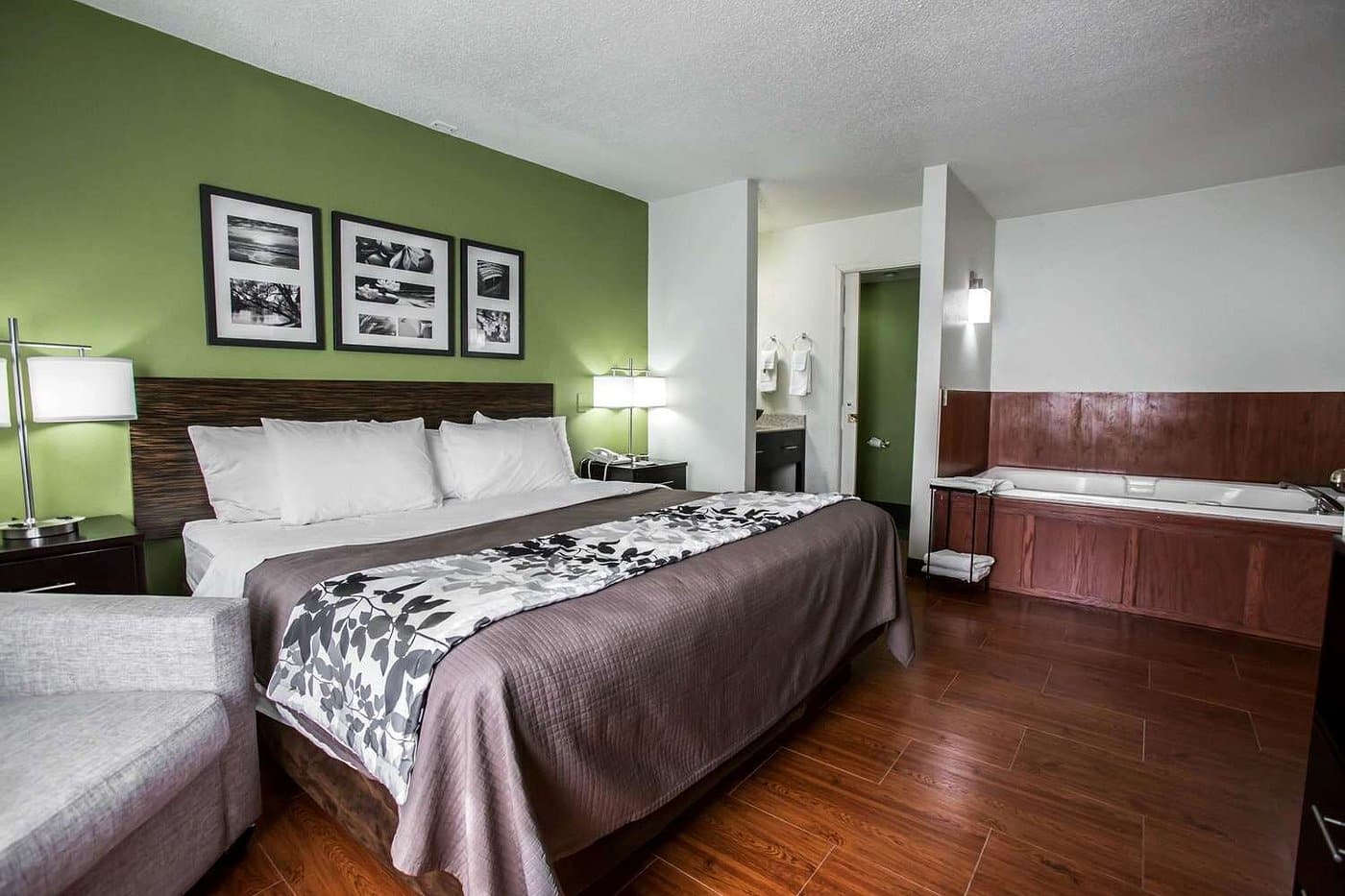 Sleep Inn Rockford I-90 has private Jacuzzi in room