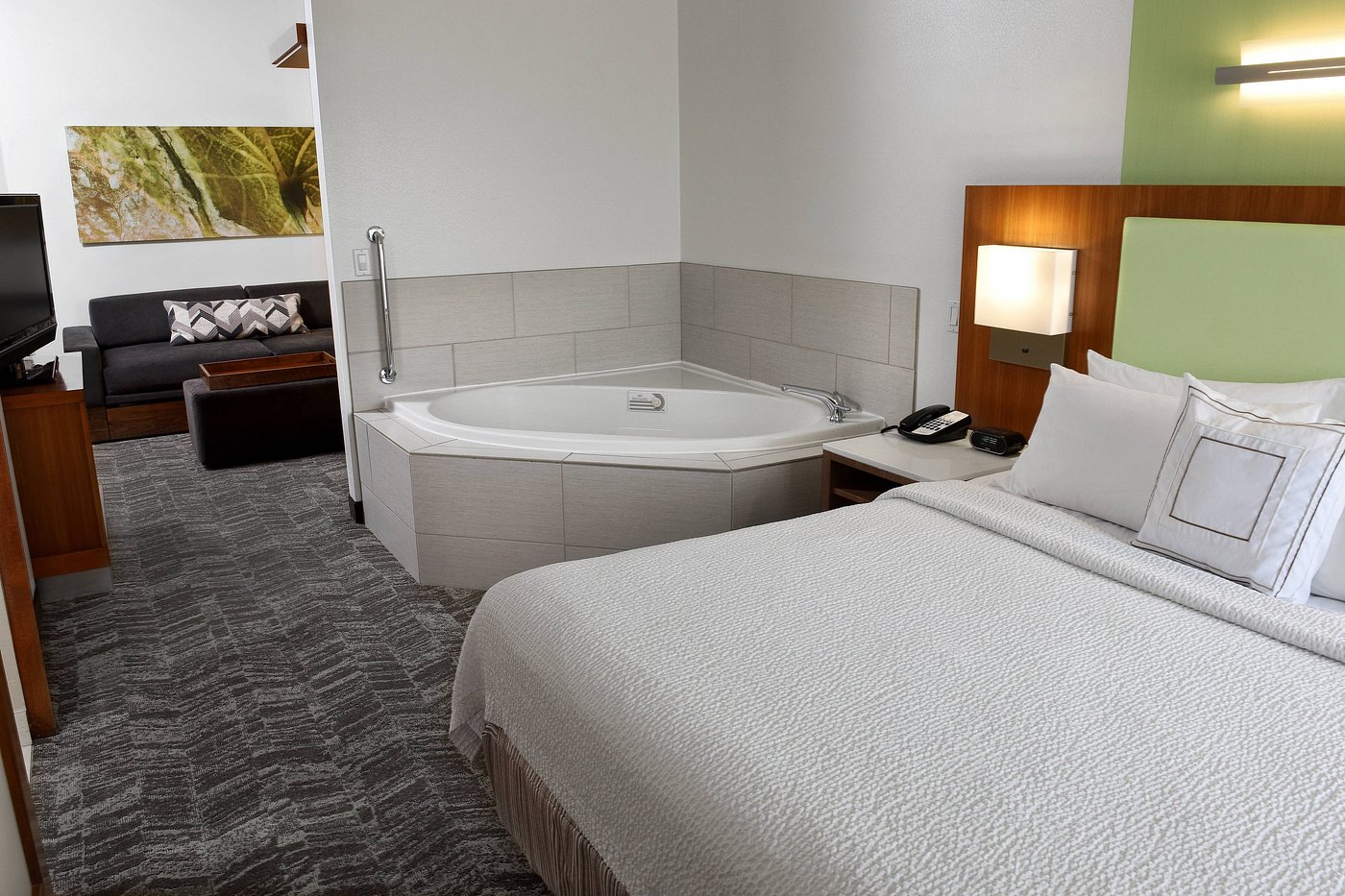 Springhill Suites Sioux Falls has Jacuzzi suites