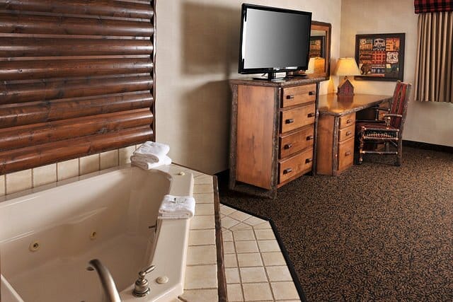 Stoney Creek Hotel Peoria has Jacuzzi suites