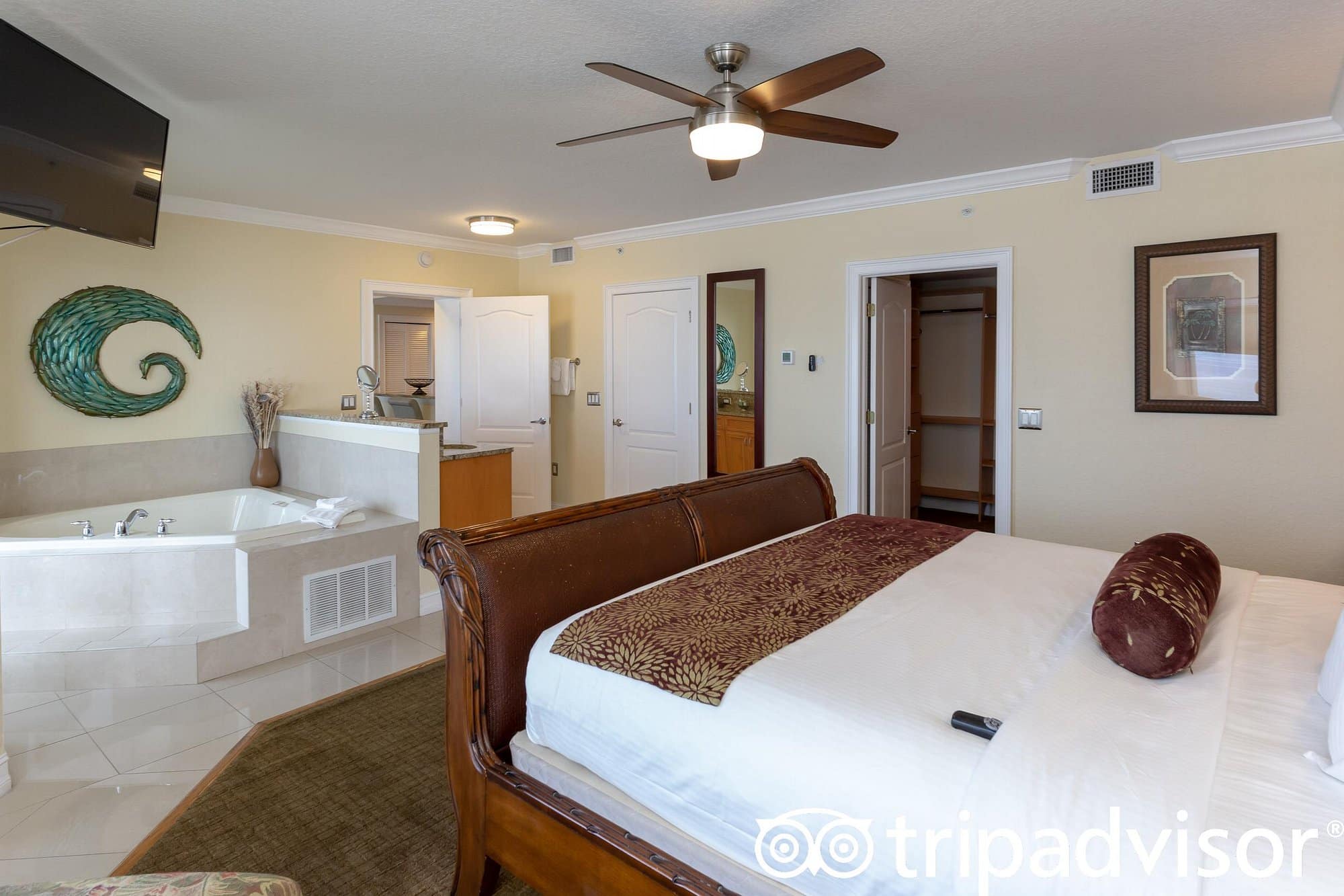 Sunset Vistas Beachfront Suites has Jacuzzi suites