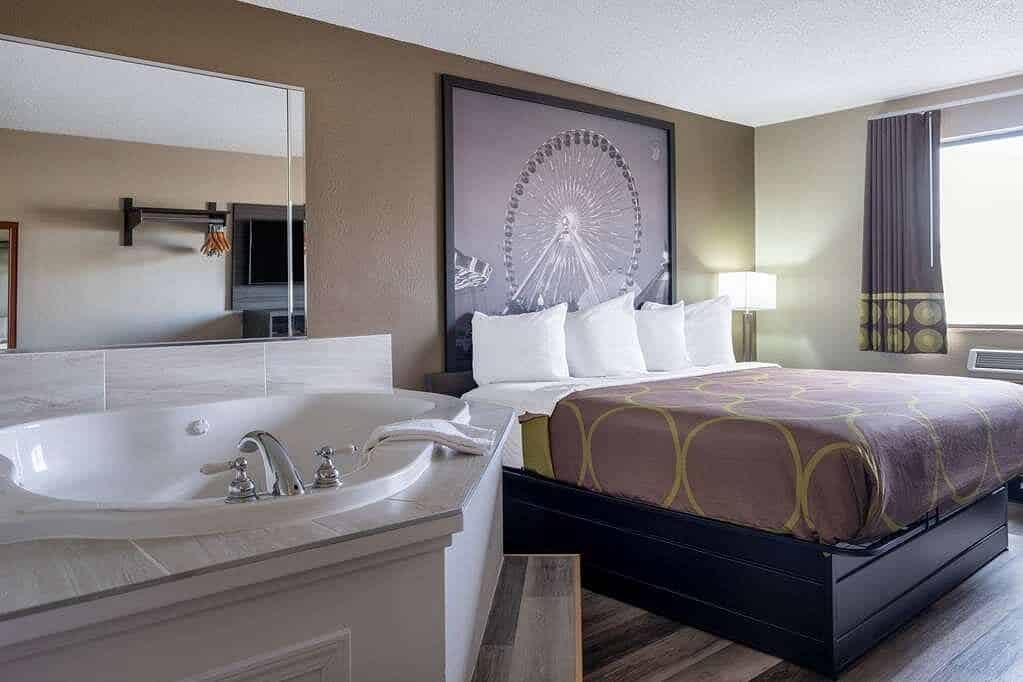 Super 8 By Wyndham Merrillville has Jacuzzi suites