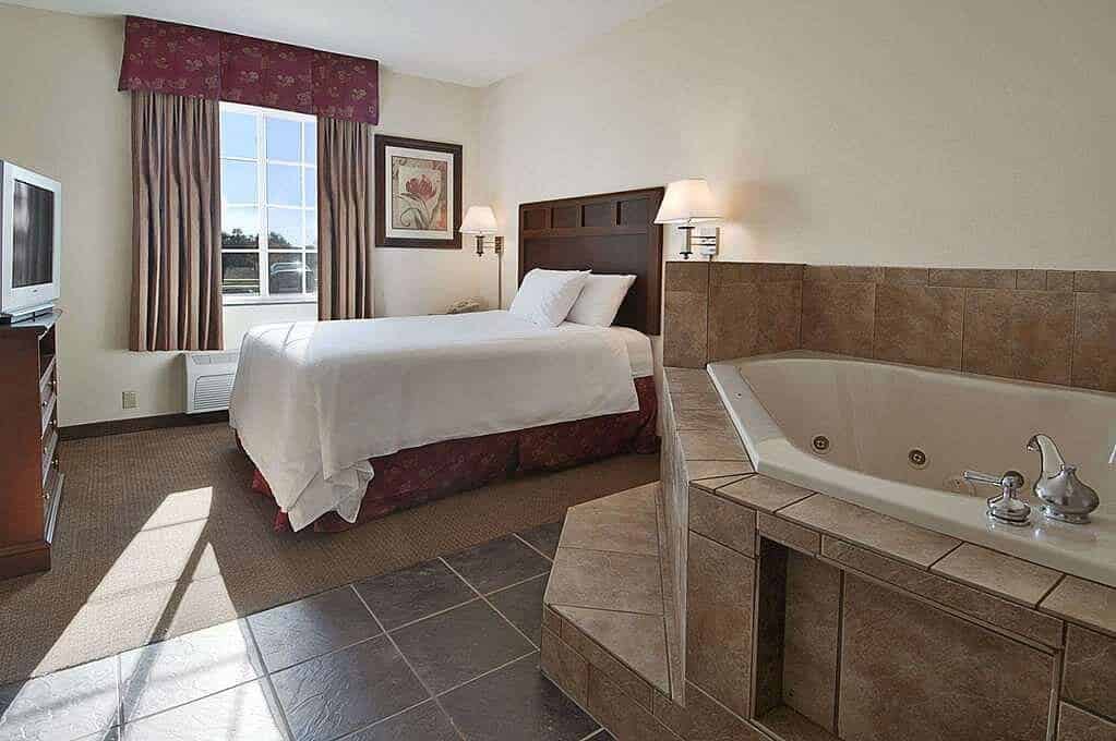 Super 8 by Wyndham Bowling Green North has Jacuzzi suites