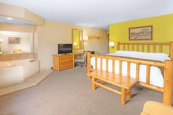 Super 8 by Wyndham Davenport has Jacuzzi suites