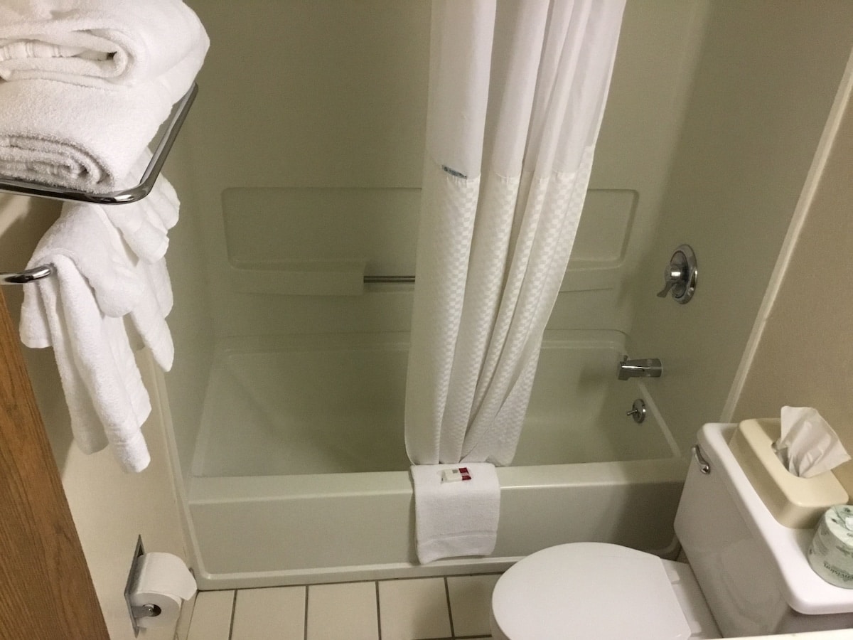 Super 8 by Wyndham Manchester Airport has hot tub suites