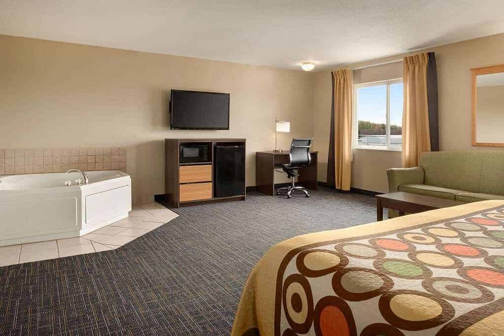 Super 8 by Wyndham Sioux Falls has Jacuzzi suites