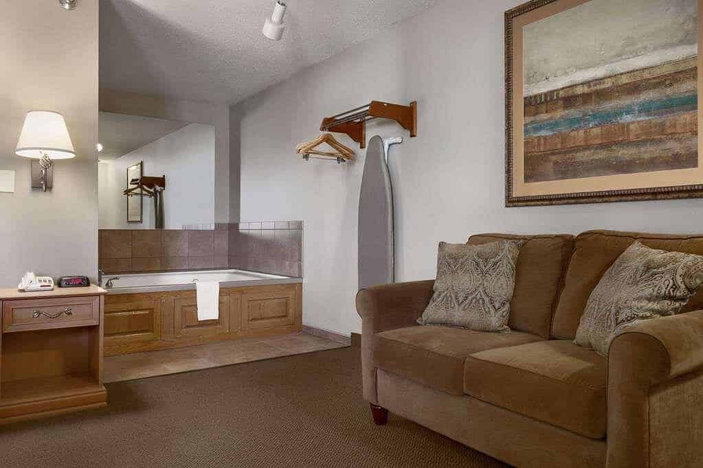 Super 8 by Wyndham Sioux Falls/41st Street has Jacuzzi suites