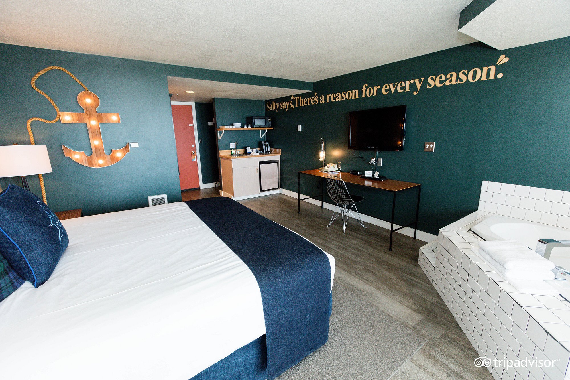Surftides Lincoln City has Jacuzzi suites