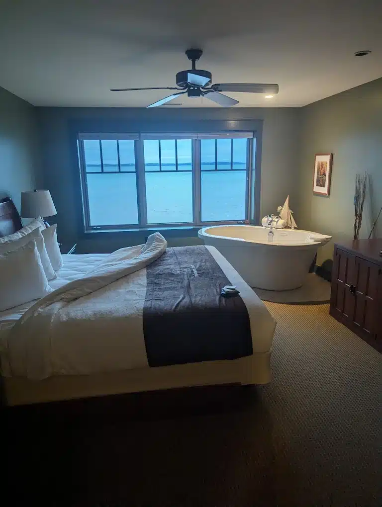 Tamarack Lodge has Jacuzzi suites