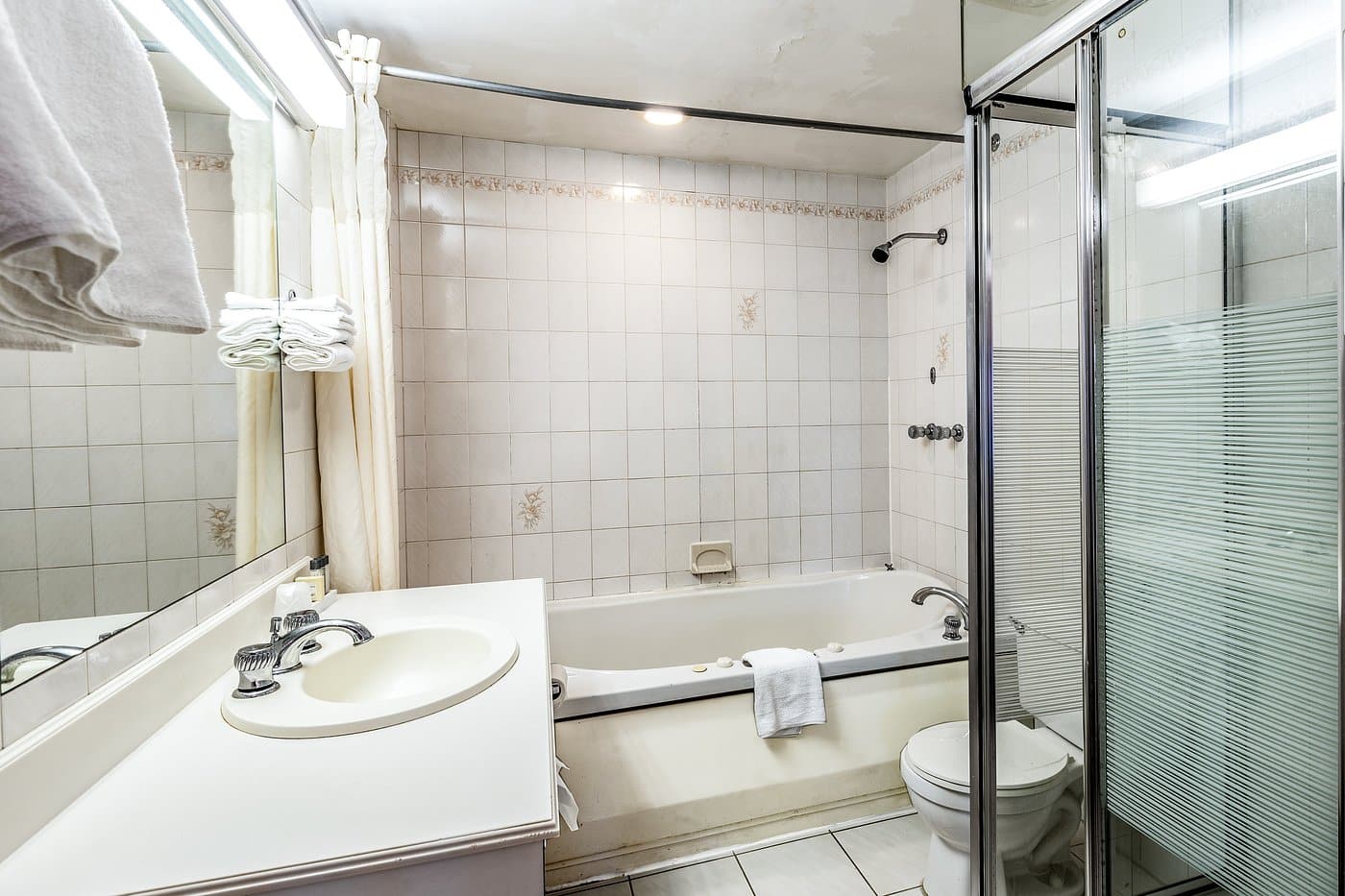 The Anchor Inn has Jacuzzi suites