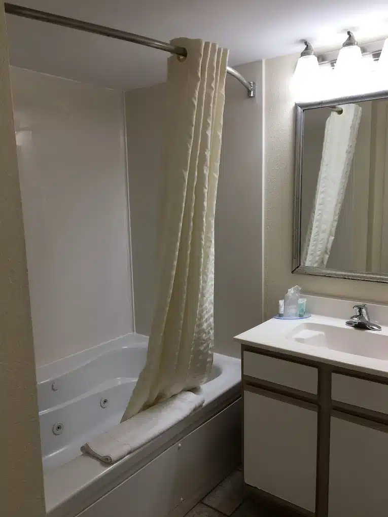 The Baywatch Resort has Jacuzzi suites