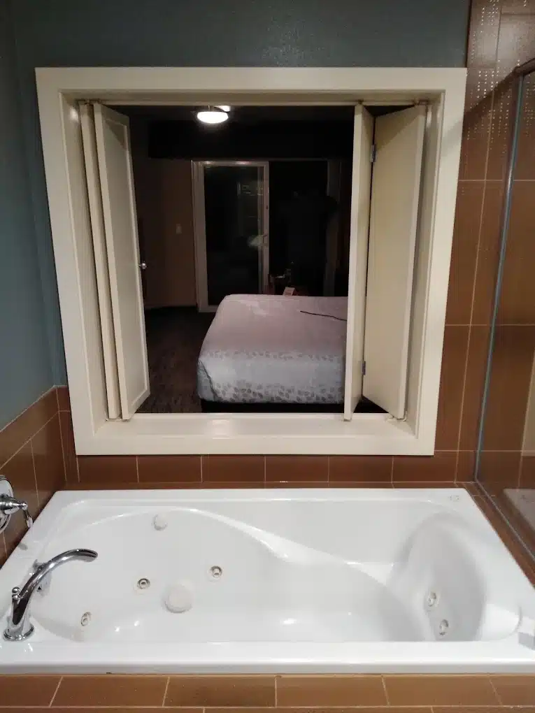 The Coho Oceanfront Lodge has Jacuzzi suites