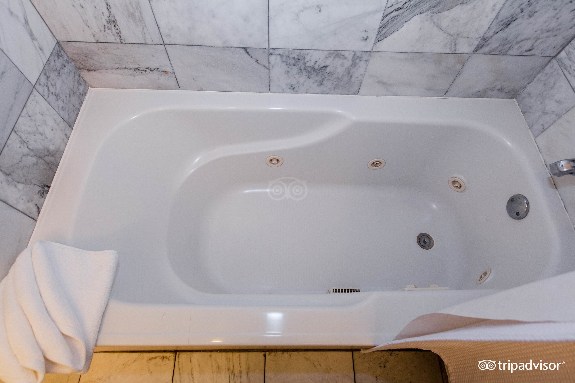 The Gardens Hotel has Jacuzzi suites
