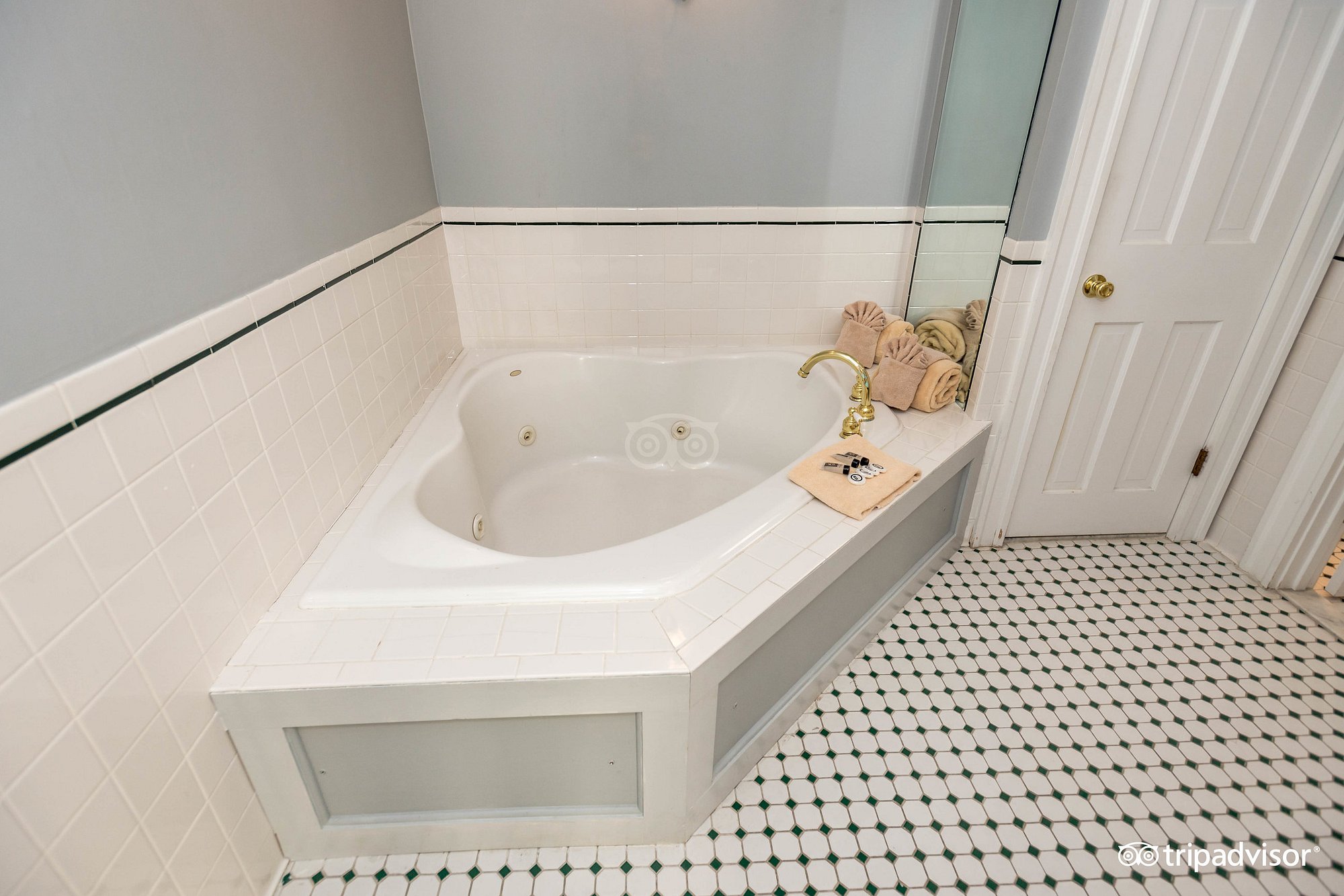 The Inns on Bellevue has Jacuzzi suites