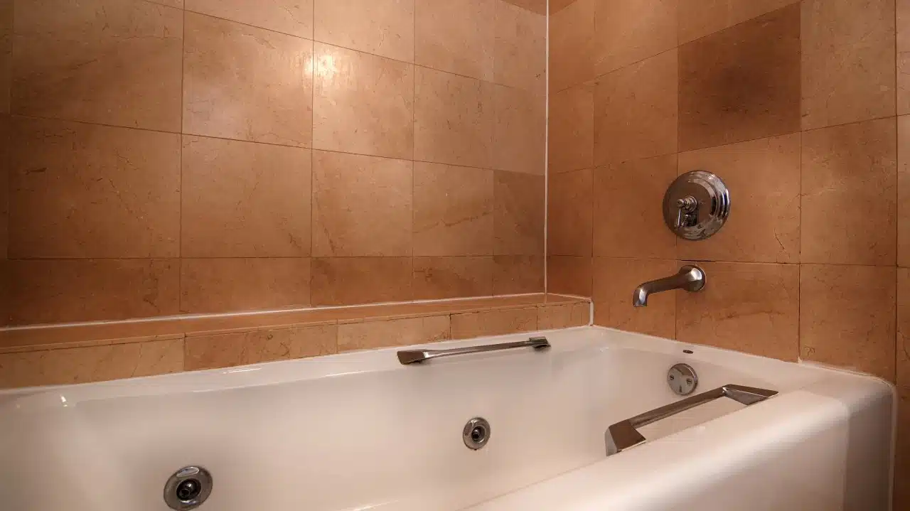 The Paradise Inn has Jacuzzi suites