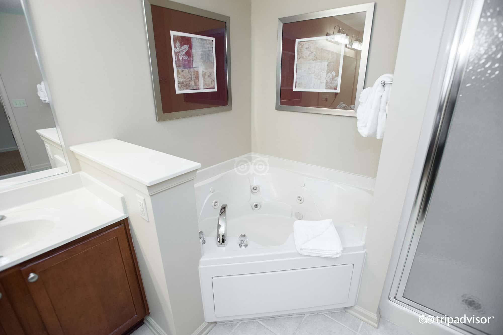 Vacation Village at Williamsburg has Jacuzzi suites