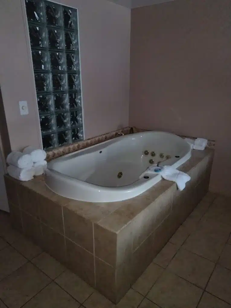 Vero Beach Inn & Suites By I95 has Jacuzzi suites