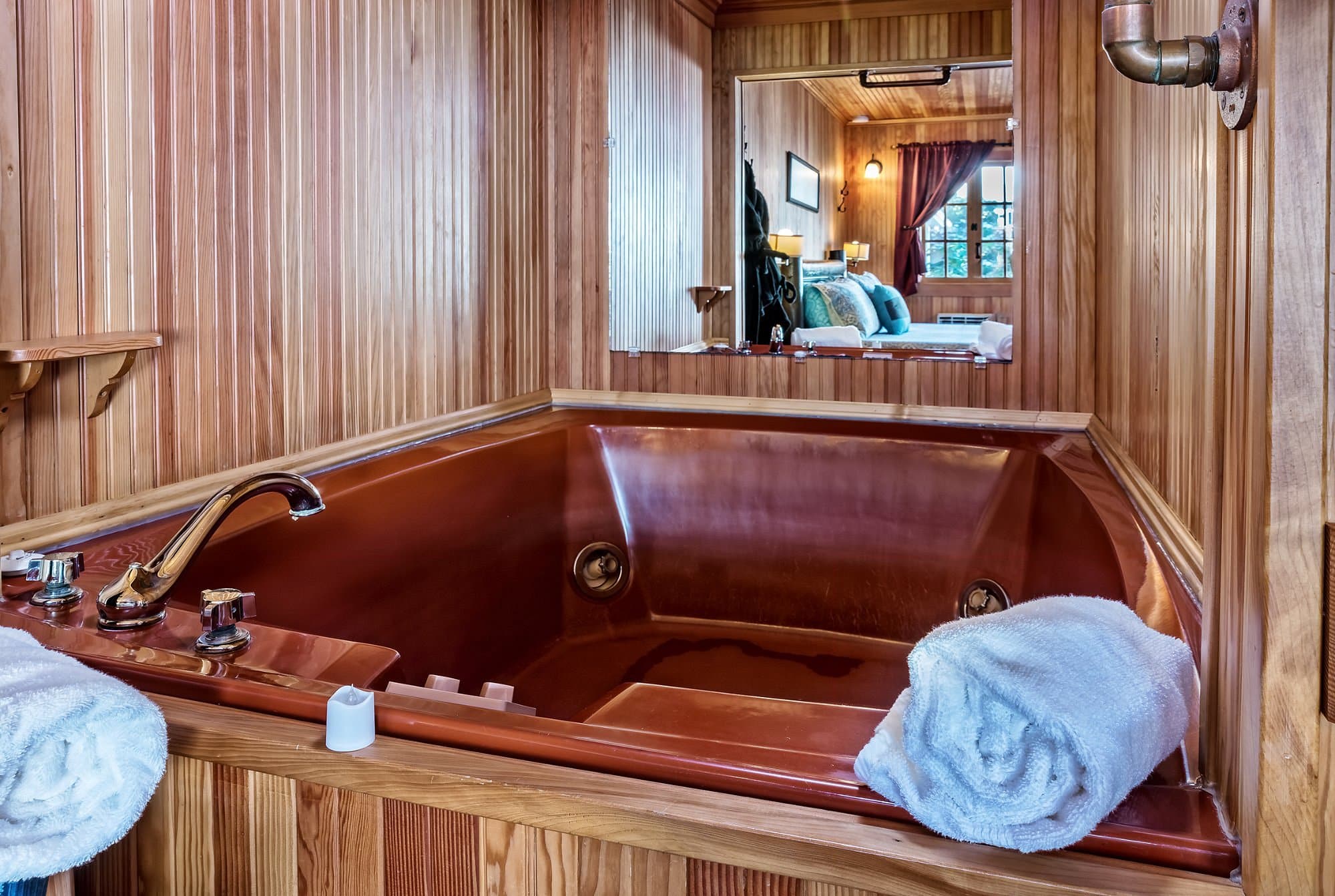 Whistling Winds Motel has Jacuzzi suites
