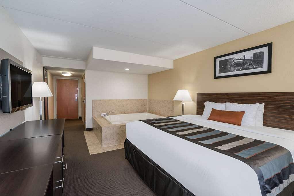 Wingate by Wyndham Bowling Green has Jacuzzi suites