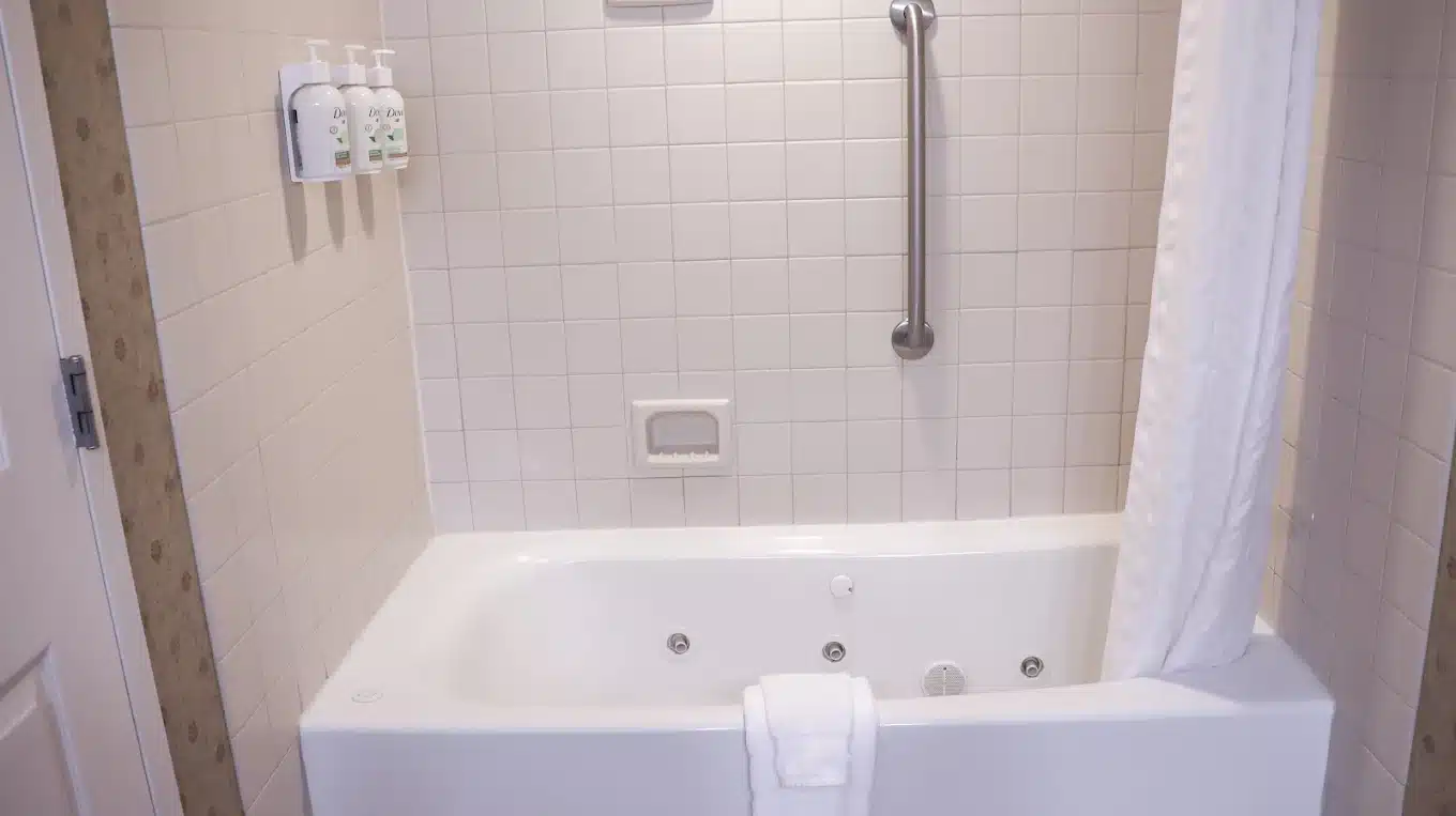 Wingate by Wyndham Peoria has Jacuzzi suites
