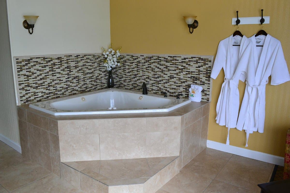 Wyndham Garden Fort Walton Beach has Jacuzzi suites