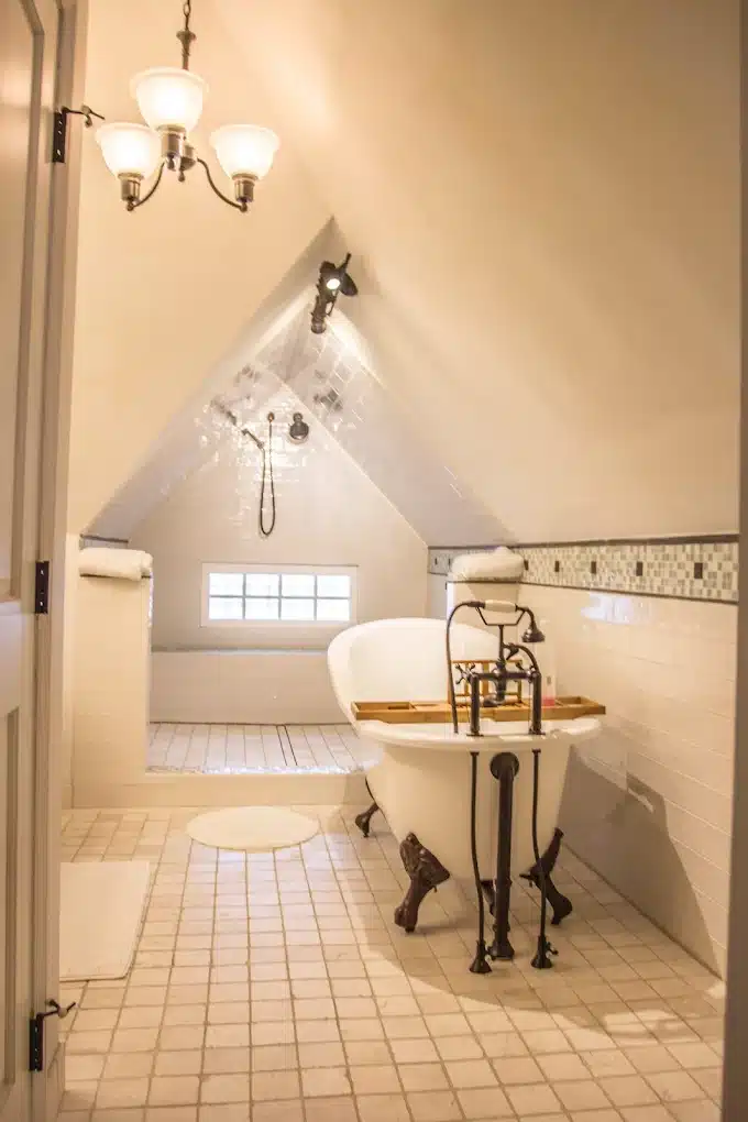 1899 Inn Deadwood has suites with clawfoot tub