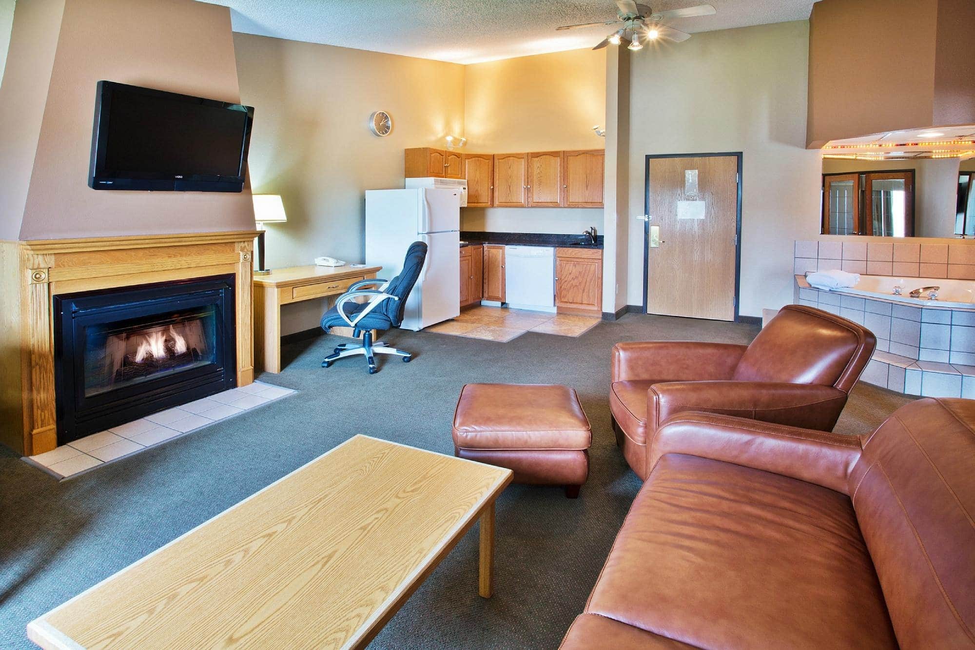 AmericInn by Wyndham Aberdeen Event Center has Jacuzzi suites