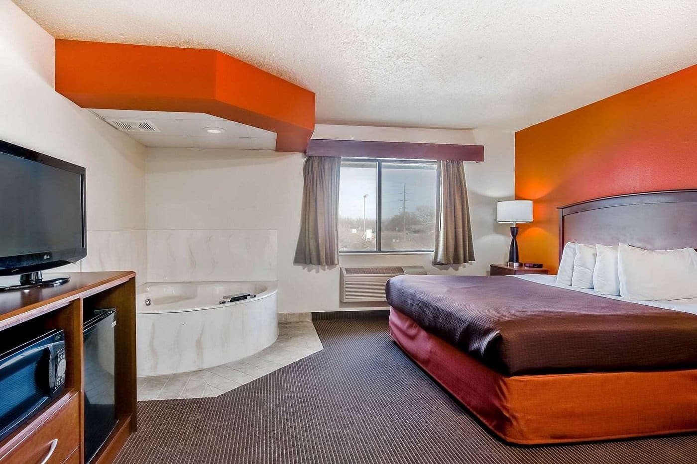 AmericInn by Wyndham Chamberlain Conference Center has Jacuzzi suites