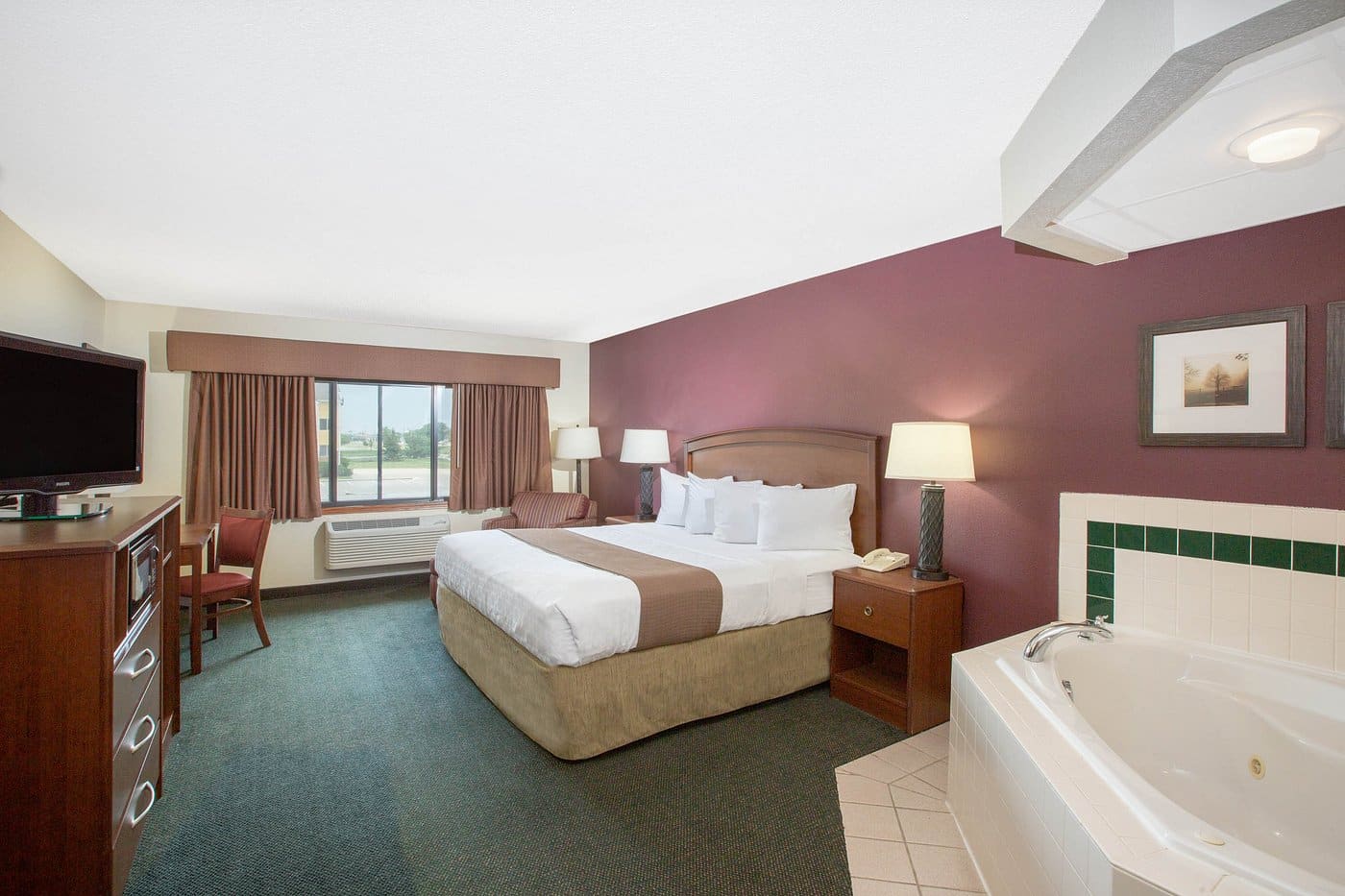 AmericInn by Wyndham Kearney has Jacuzzi suites