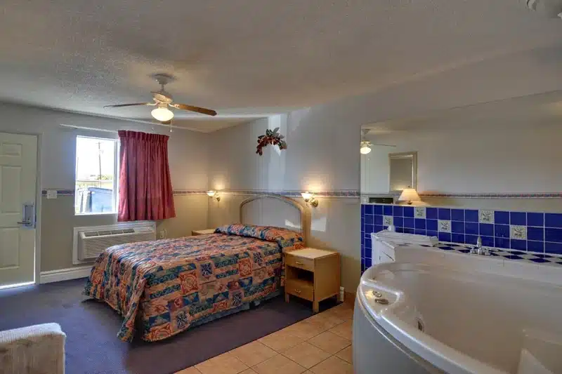 American Executive Inn Mesa has Jacuzzi suites